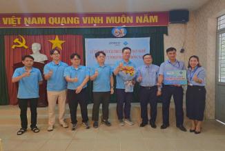 Công ty POSCO VHPC trao tặng thiết bị dạy học