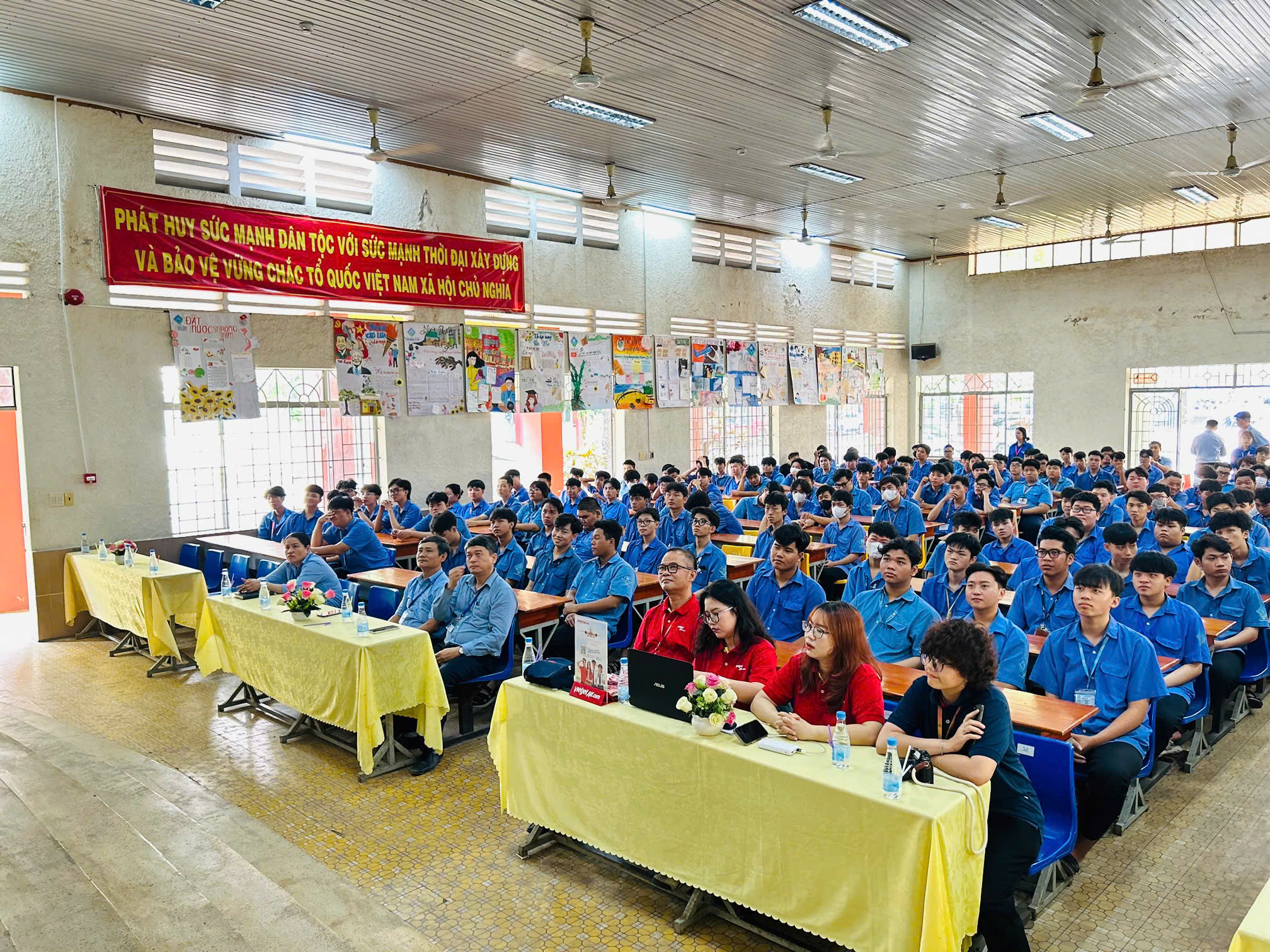 Trường Cao đẳng Công nghệ cao Đồng Nai phối hợp cùng công ty Cổ phần Hàng không Vietjet tổ chức buổi tư vấn Ngành/nghề lĩnh vực hàng không cho học sinh, sinh viên.